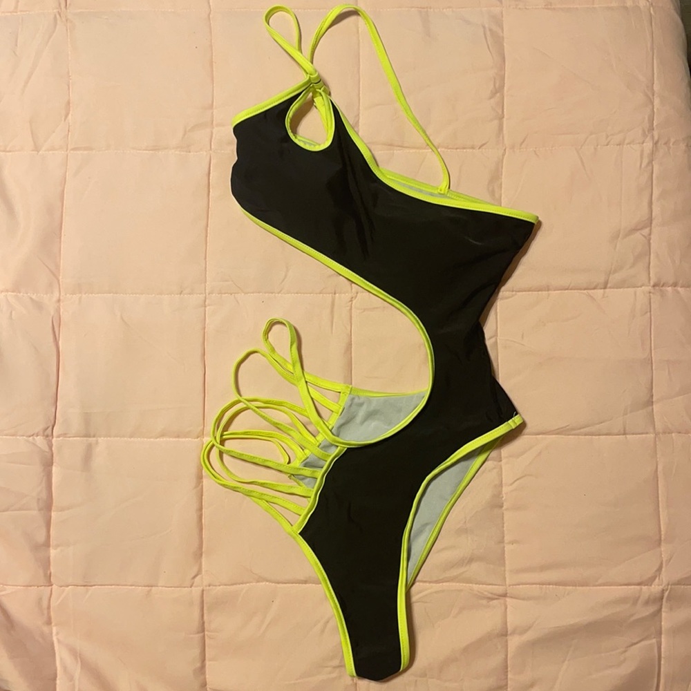CUTOUT ONE PIECE SWIMSUIT